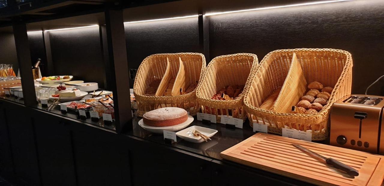 Torel Palace Porto Dış mekan fotoğraf Bread and pastry at a buffet