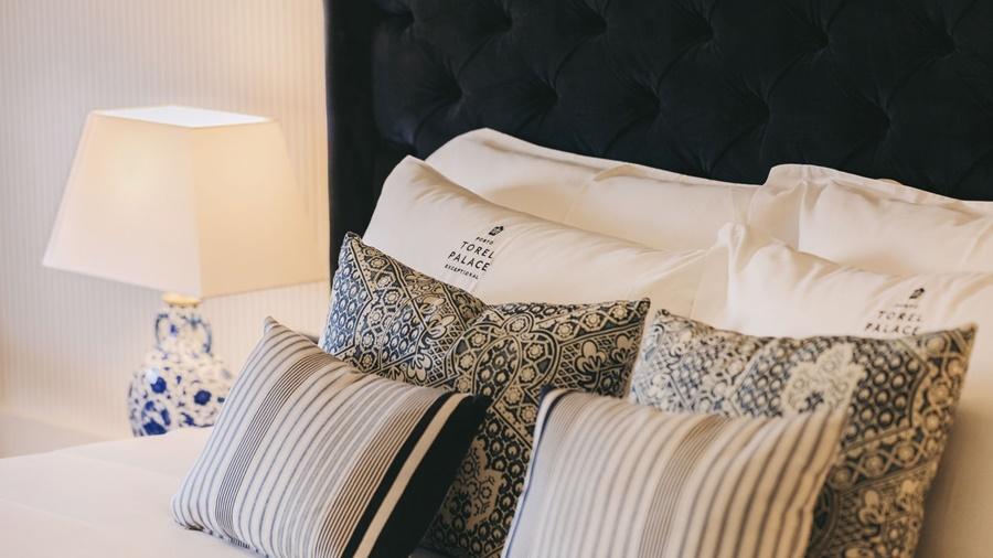 Torel Palace Porto Dış mekan fotoğraf A bed with cushions