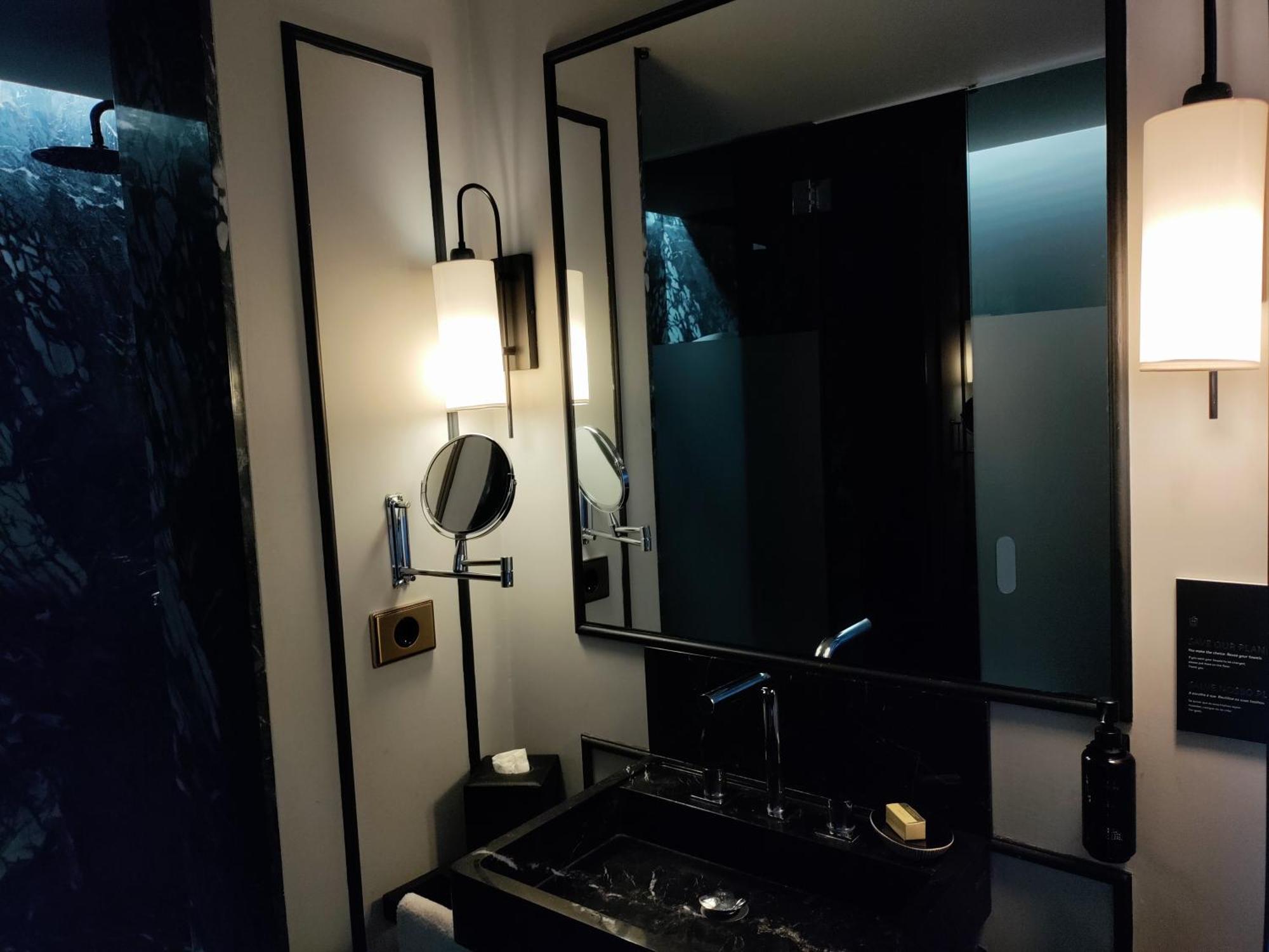 Torel Palace Porto Oda fotoğraf Bathroom of a suite at the hotel